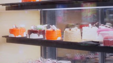 Bir Kafenin Penceresinde Pasta ve Şekerler