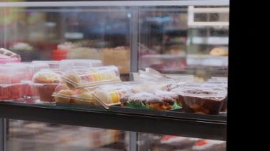 Bir Kafenin Penceresinde Pasta ve Şekerler