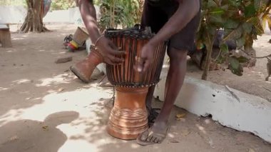 Djembe Yapım: Batı Afrikalı bir Sanatçı