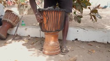 Djembe Yapım: Batı Afrikalı bir Sanatçı