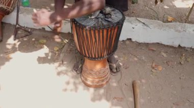 Djembe Yapım: Batı Afrikalı bir Sanatçı