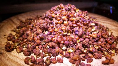 Ahşap bir tabakta kurutulmuş kırmızı Szechuan biberi yakın plan