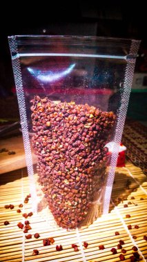 Kurutulmuş kırmızı Szechuan biberi. Açık bir kesede. Yakın çekim.