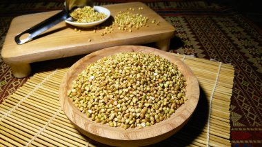 Karabuğday tanecikleri ahşap bir kasede yakın plan