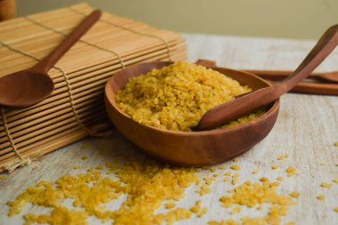 Tahta kasede bulgur. Pişmemiş mısır gevreği, buğday dilimlerinden yapılmış. Ayrıca burghul olarak da bilinir. Kurutulmuş bir buğday türü. Yüksek açı görünümü