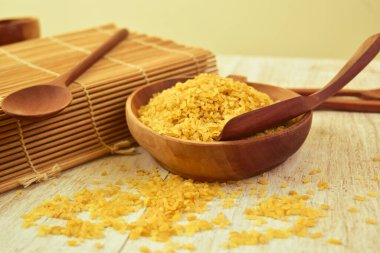 Tahta kasede bulgur. Pişmemiş mısır gevreği, buğday dilimlerinden yapılmış. Ayrıca burghul olarak da bilinir. Kurutulmuş bir buğday türü. Yüksek açı görünümü