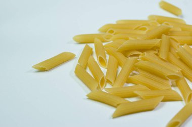 Penne kuru makarnası. Beyaz üzerine izole edilmiş.