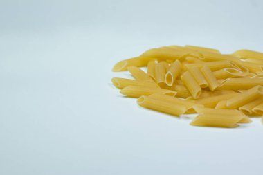 Penne kuru makarna yakın görünüm beyaz kopya alanı izole