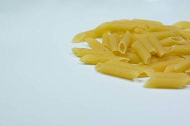 Penne kuru makarna yakın görünüm beyaz kopya alanı izole