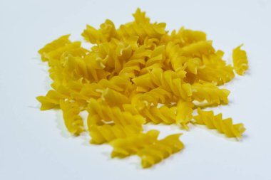 Fusilli kuru makarnası beyaza yakın izole edilmiş.