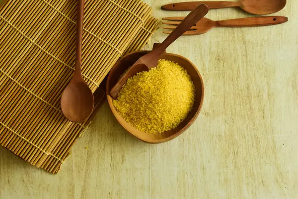 Tahta kasede ezilmiş, arka planda bambu suşi hasırı var.