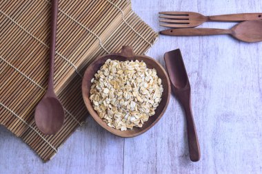 Yuvarlak yulaf ya da ahşap kasede yulaf ezmesi. Yukarıdan aşağıya doğru, yatay. Sağlıklı yaşam tarzı