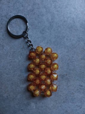 Bölünmüş halkada sarı dikdörtgen şekilli boncuklu anahtar tutucu. Boncuk konsepti.