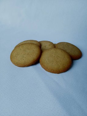 Bir grup yuvarlak bisküvi. Kopya alanı olan altın kahverengi dairesel bisküviler.