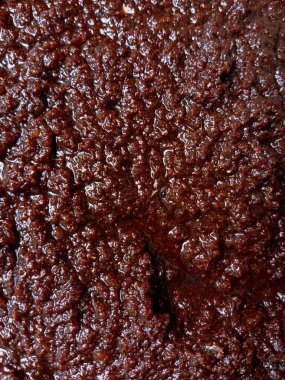 Arka plan için tam kare shito. Balık tozu ekledikten sonra kahverengi güveç hazırlamanın son aşaması. Yemek yemek için bir Ganalı koyu kahverengi güveç..