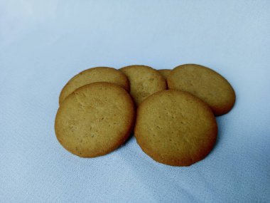 Bir grup yuvarlak bisküvi. Altın kahverengi yuvarlak bisküviler.