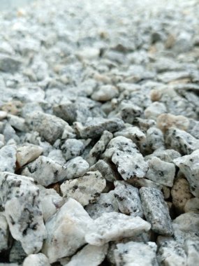 Kısmen bulanık çakıl. Çakıl taşı arka planı ve yaratıcı yerleşim.