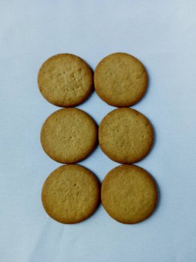 Bir grup zencefilli bisküvi. Altın kahverengi yuvarlak bisküviler.