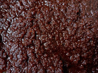 Arka plan için tam kare shito. Balık tozu ekledikten sonra kahverengi güveç hazırlamanın son aşaması. Yemek yemek için bir Ganalı koyu kahverengi güveç..