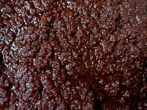 Arka plan için tam kare shito. Balık tozu ekledikten sonra kahverengi güveç hazırlamanın son aşaması. Yemek yemek için bir Ganalı koyu kahverengi güveç..