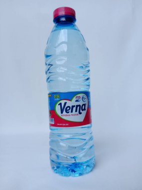 Kumasi, Gana - 25 Şubat 2025: Beyaz zemin üzerinde bir şişe Verna maden suyu, Twellium Industrial Company Limited tarafından Gana 'da üretildi. Şişe içme suyu..