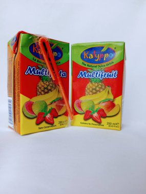 Kumasi, Gana - 25 Şubat 2025: Beyaz arka planda Kalyppo Multifruit kağıt içeceği. Prezervatifsiz doğal meyve suyu. Kalyppo Aquafresh Limited, Gana tarafından hazırlandı..