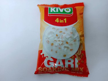 Kumasi, Gana - 25 Şubat 2025: Procus Ghana Ltd tarafından üretilen ve gari, şeker, süt, yer fıstığı karıştırılarak yapılan beyaz arka planda bir kese Kivo gari emme karışımı. Batı Afrika 'da popülerdir..