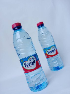 Kumasi, Gana - 25 Şubat 2025: Beyaz zemin üzerinde Verna maden suyu şişeleri, Twellium Industrial Company Limited tarafından Gana 'da üretildi. Şişe içme suyu..