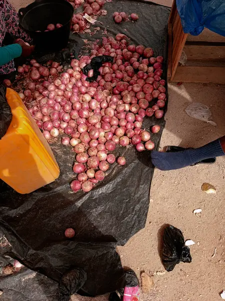 Kumasi, Gana 'daki yerel markette sokak zemininde soğan satışı. Afrika pazarı düzenlemesi ve kurulumu.