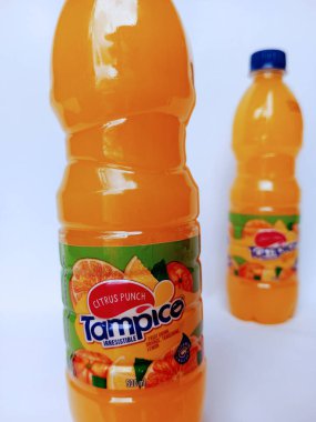Kumasi, Gana - 25 Şubat 2025: Beyaz arka planda Tampico meyve suyu şişeleri, Acadia Industries Limited tarafından Gana 'da üretildi. Aşırı yakın çekim. Bir şişe bulanık..