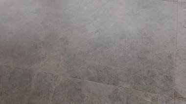 Verandada yağmur yağıyor, veranda evde, ev yağmurdan önce, yağmur yağmadan önce. Yağmur yağarken küllerin üzerindeki durgun suda yansımalar. Gerçek zamanlı video. Hafif sağanak yağmurlu bir gün, sel..