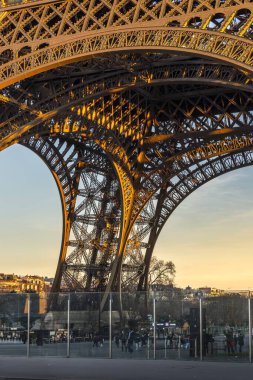 Paris, Fransa - 14 Ocak 2025: Paris 'te gün batımında Eyfel kulesi yapısı