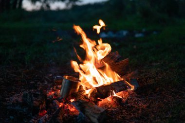 Gece kamp ateşi ile sol tarafında kullanılabilir alan.