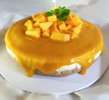 Taze mango ve nane garnitürlü lezzetli mango peynirli kek.