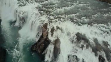 Dağlardaki şelale manzarası