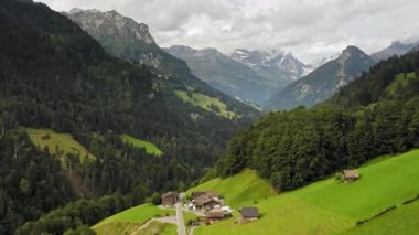 Baharın başlarında Manzaralı Dağ Sırası