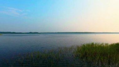 Huzuru Yansıtan Cam Su Serene Gölü veya Deniz Manzarası