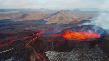 Akan Lava ve Dumanlı Aktif Volkan 