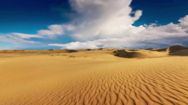  Mavi Gök Altında Geniş Çöl Manzarasında Manzaralı Kum Kumulları