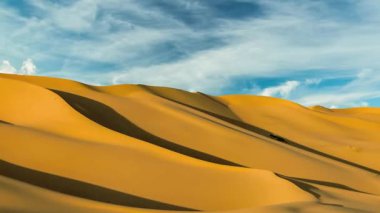  Mavi Gök Altında Geniş Çöl Manzarasında Manzaralı Kum Kumulları