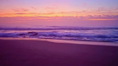 Sandy Beach 'te Gün Batımında Nazik Dalgalar.