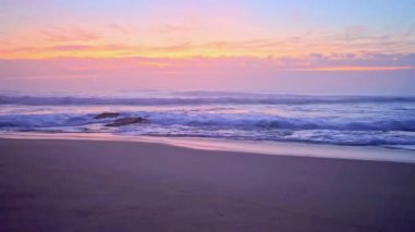 Plaj Kıyısında Pembe ve Mor Gün Batımı.