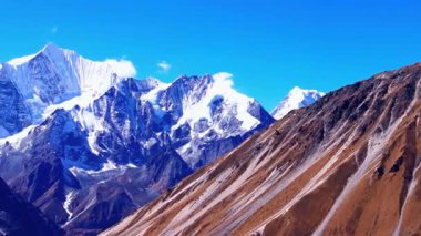 Yükselen Himalaya Kar Tepeleri Mavi Gökyüzüne Karşı.