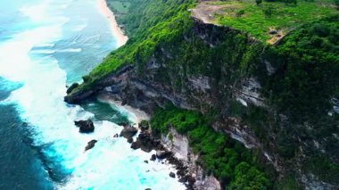 Derin Mavi Denize düşen uçurumlar.