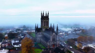 Tarihi Katedrali ile Sisli Şehir Manzarası.