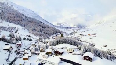 Kışın karlı dağ köyü