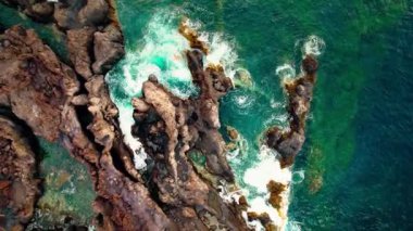 Engebeli Kıyı Kayalıkları ve Turkuaz Suyu