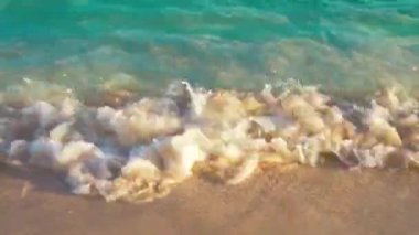 Dalgalar ve deniz mavi denizde