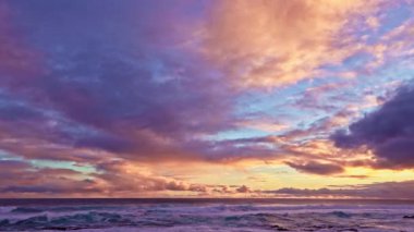 Denizin üzerinde güzel bir gün batımı