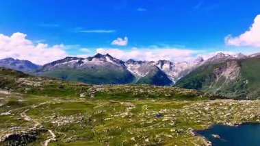  Rolling Mountains ve Meadows ile Görkemli Alp Manzarası